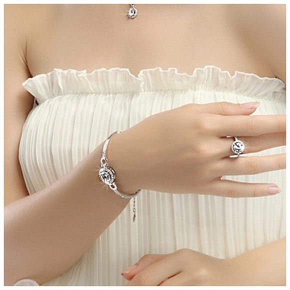 🎁 Swarovski Crystals Silver Omega Solitaire Bracelet - Picture 6 of 6